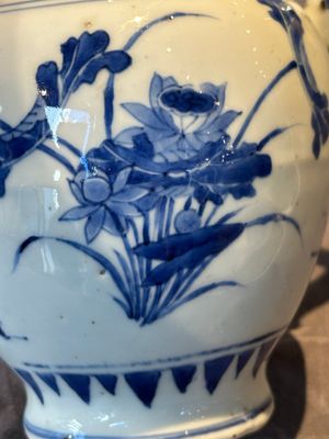 A Chinese blue and white vase with floral design and two handles, Transitional period — photo 9
