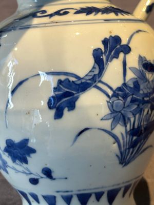 A Chinese blue and white vase with floral design and two handles, Transitional period — photo 10