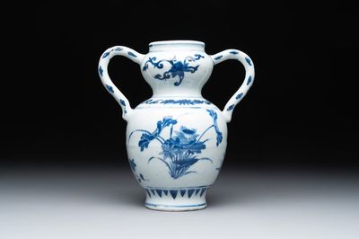 A Chinese blue and white vase with floral design and two handles, Transitional period