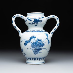 A Chinese blue and white vase with floral design and two handles, Transitional period — photo 1