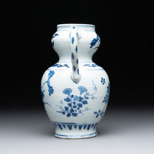 A Chinese blue and white vase with floral design and two handles, Transitional period — photo 2
