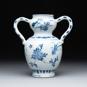 A Chinese blue and white vase with floral design and two handles, Transitional period — photo 3
