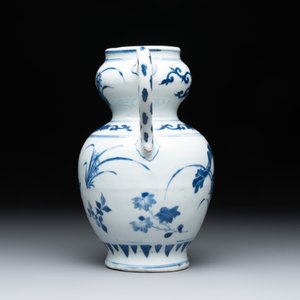 A Chinese blue and white vase with floral design and two handles, Transitional period — photo 4