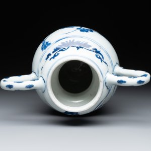 A Chinese blue and white vase with floral design and two handles, Transitional period — photo 5