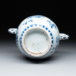 A Chinese blue and white vase with floral design and two handles, Transitional period — photo 6