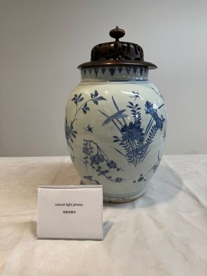 A Chinese blue and white vase with floral design and wooden cover, Transitional period — photo 1