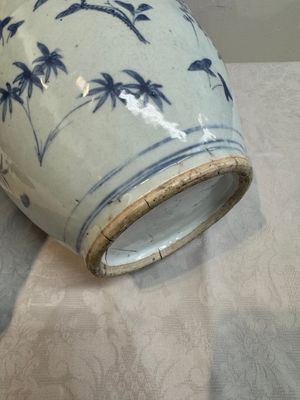 A Chinese blue and white vase with floral design and wooden cover, Transitional period — photo 11