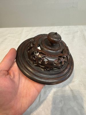 A Chinese blue and white vase with floral design and wooden cover, Transitional period — photo 14