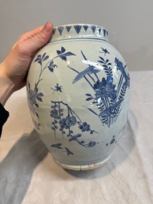 A Chinese blue and white vase with floral design and wooden cover, Transitional period — photo 2