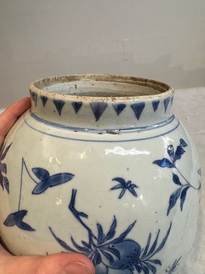 A Chinese blue and white vase with floral design and wooden cover, Transitional period — photo 7