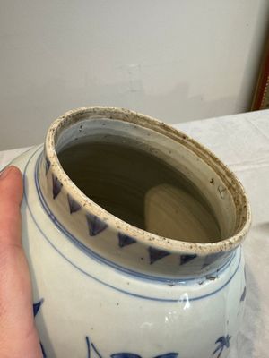 A Chinese blue and white vase with floral design and wooden cover, Transitional period — photo 9