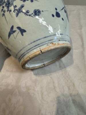 A Chinese blue and white vase with floral design and wooden cover, Transitional period — photo 10