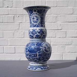 A Chinese blue and white vase with floral design, Kangxi — photo 11