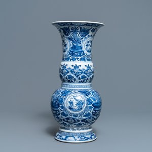 A Chinese blue and white vase with floral design, Kangxi — photo 3