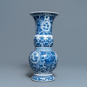 A Chinese blue and white vase with floral design, Kangxi — photo 4