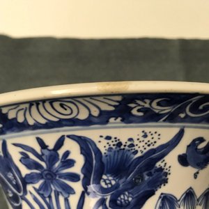 A Chinese blue and white vase with floral design, Kangxi — photo 7