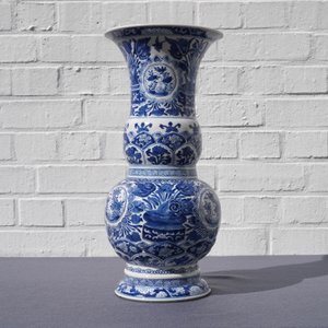 A Chinese blue and white vase with floral design, Kangxi — photo 10