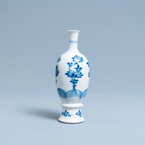 A Chinese blue and white vase with floral design, Kangxi — 照片 3