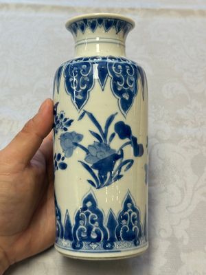 A Chinese blue and white vase with floral design, Kangxi — foto 1