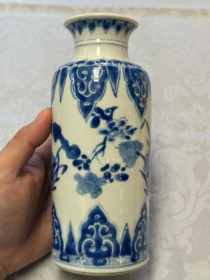 A Chinese blue and white vase with floral design, Kangxi — foto 2