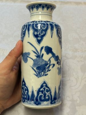 A Chinese blue and white vase with floral design, Kangxi — foto 3