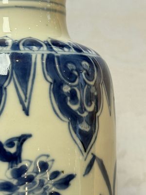 A Chinese blue and white vase with floral design, Kangxi — foto 5