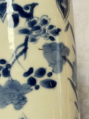 A Chinese blue and white vase with floral design, Kangxi — foto 6