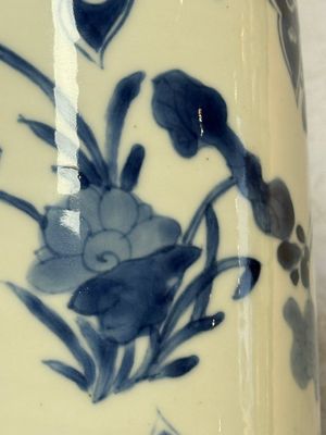 A Chinese blue and white vase with floral design, Kangxi — foto 7