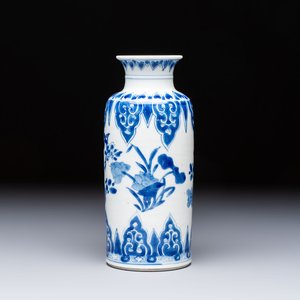 A Chinese blue and white vase with floral design, Kangxi — foto 1