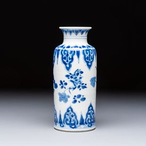 A Chinese blue and white vase with floral design, Kangxi — foto 2