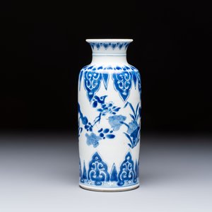 A Chinese blue and white vase with floral design, Kangxi — foto 4