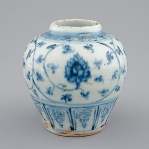 A Chinese blue and white vase with floral design, Ming Dynasty — 照片 1