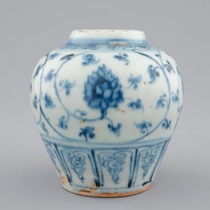 A Chinese blue and white vase with floral design, Ming Dynasty — 照片 2