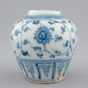 A Chinese blue and white vase with floral design, Ming Dynasty — 照片 3