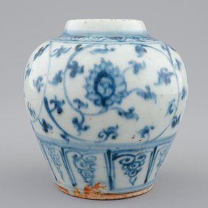 A Chinese blue and white vase with floral design, Ming Dynasty — 照片 4