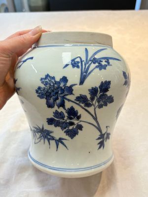 A Chinese blue and white vase with floral design, Transitional period — 照片 1