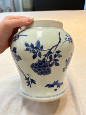 A Chinese blue and white vase with floral design, Transitional period — 照片 2