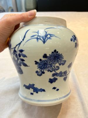 A Chinese blue and white vase with floral design, Transitional period — 照片 3