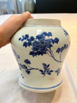 A Chinese blue and white vase with floral design, Transitional period — 照片 4