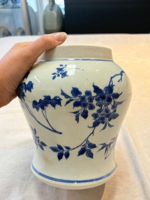 A Chinese blue and white vase with floral design, Transitional period — 照片 5