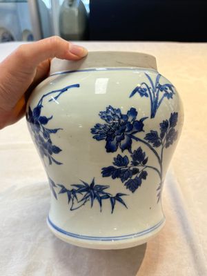 A Chinese blue and white vase with floral design, Transitional period — 照片 6
