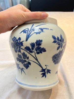 A Chinese blue and white vase with floral design, Transitional period — 照片 7