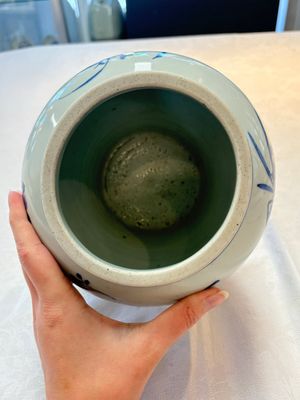 A Chinese blue and white vase with floral design, Transitional period — 照片 8