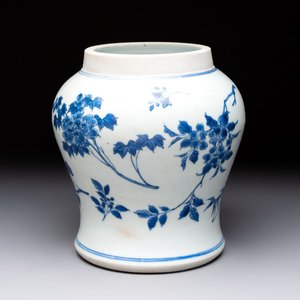 A Chinese blue and white vase with floral design, Transitional period — 照片 1