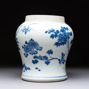 A Chinese blue and white vase with floral design, Transitional period — 照片 2
