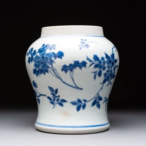 A Chinese blue and white vase with floral design, Transitional period — 照片 3