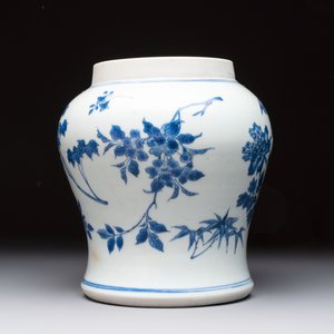 A Chinese blue and white vase with floral design, Transitional period — 照片 4