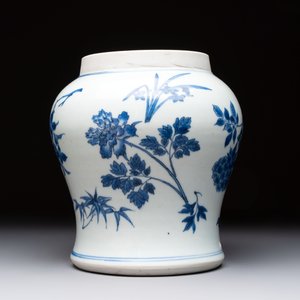 A Chinese blue and white vase with floral design, Transitional period — 照片 5