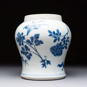 A Chinese blue and white vase with floral design, Transitional period — 照片 6