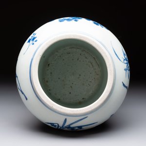 A Chinese blue and white vase with floral design, Transitional period — 照片 7